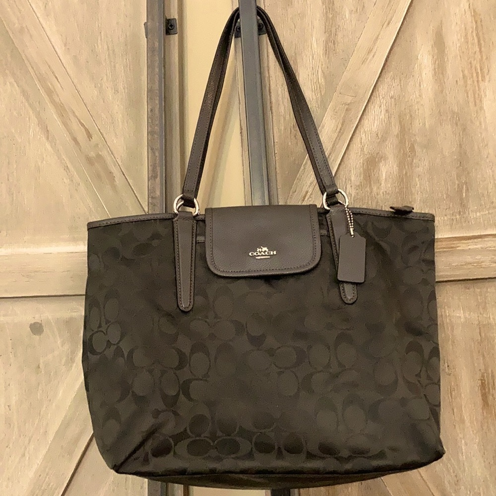COACH LADIES HANDBAG